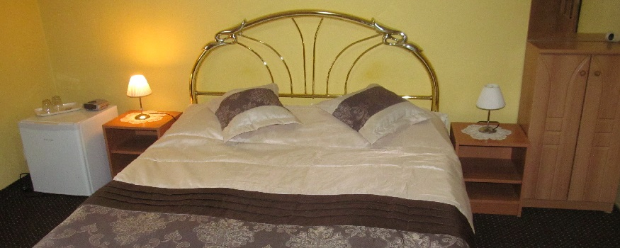 Basic s manželskou posteľou a balkónom s výhľadom na Spišský hrad (11)